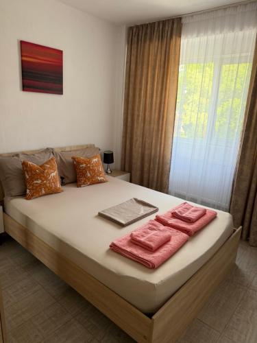 ein Schlafzimmer mit einem großen Bett, auf dem Handtücher liegen in der Unterkunft Argeş Central in Curtea de Argeş