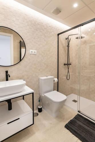 a bathroom with a toilet and a sink and a shower at Maravilloso estudio en pleno centro in Madrid