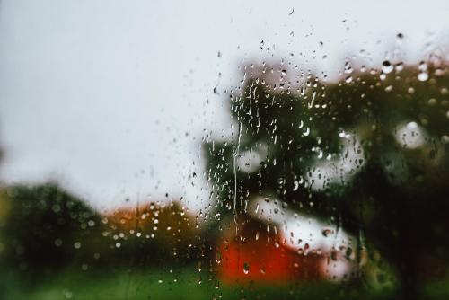 a view of a window with rain drops on it at Gîte TerreCiel in Baie-Saint-Paul