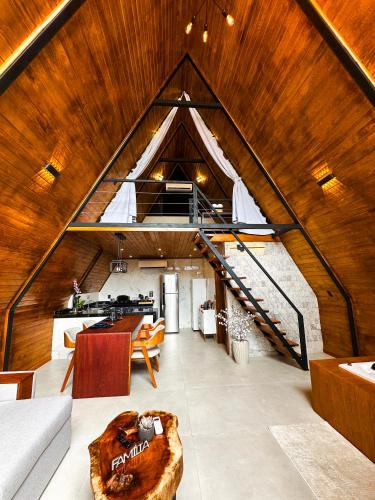 ein Dachzimmer mit einer großen Holzdecke in der Unterkunft Chalé Time stop in Cachoeiras de Macacu