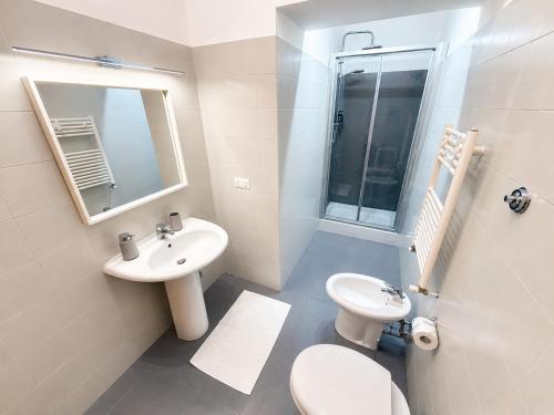 a bathroom with a sink and a toilet and a mirror at Puesta del Sol Roma in Rome