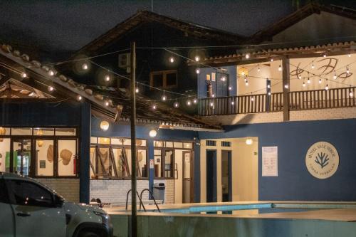 ein Gebäude mit Schwimmbad bei Nacht in der Unterkunft Hotel Vale Verde Coroa Vermelha in Santa Cruz Cabrália
