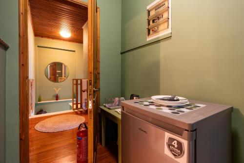 a kitchen with a washer and dryer in a room at Lemon Garden Apartments in Lygia
