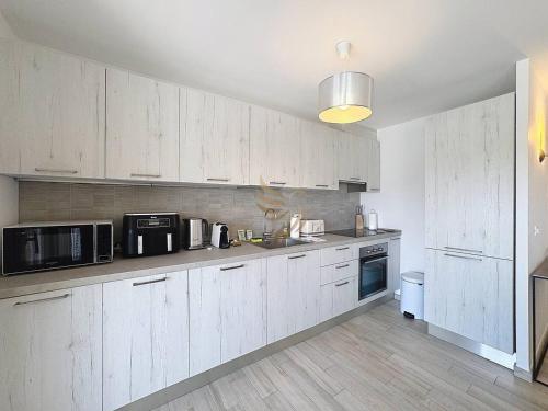 Serenity Getaway–4 people–WiFi–Terrace–Garage