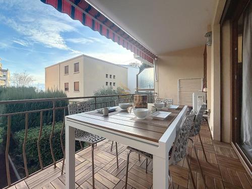 Apt3BR,AC,WiFi, sea view, parking, 3min to beach