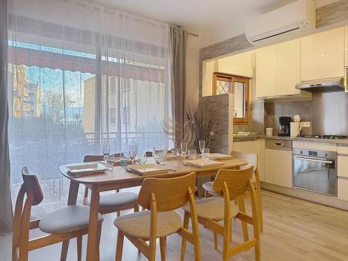 Apt3BR,AC,WiFi, sea view, parking, 3min to beach