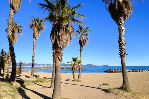 Apt3BR,AC,WiFi, sea view, parking, 3min to beach
