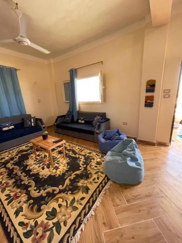a living room with a couch and a rug at Spacious Villa-walking to beach in Marsa Matruh