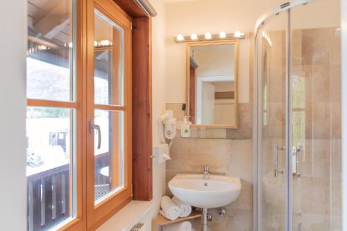 a bathroom with a sink and a shower at Arndt's Bootshaus in St. Wolfgang