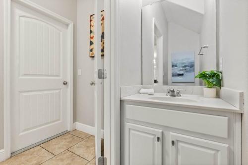 Upstay-Solterra Home with Private Pool & Hot Tub photo 44