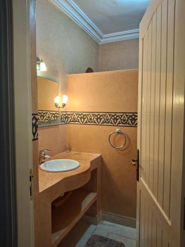 a bathroom with a sink and a mirror at Villa sur la plage in Tiznit