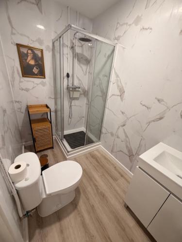 a bathroom with a toilet and a shower at Maria's in Faro