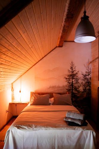 a bedroom with a large bed in a room at Domek Przyjacielówka Ekstra -Miejsce Ciszy in Sienna