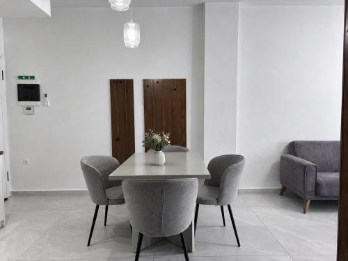 Modern 1 Bedroom Apartment, Buka Hospitality