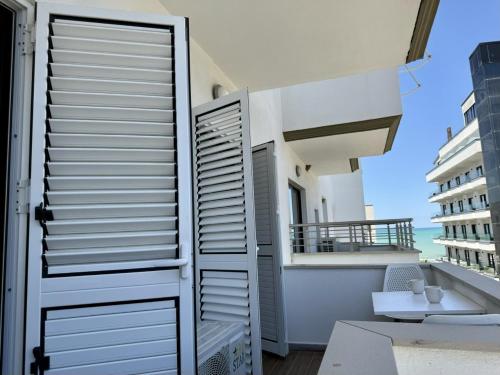 a room with a door and a balcony with the ocean at Marevista Escape in Golem