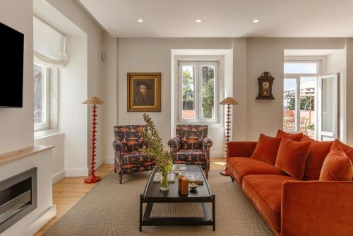 a living room with a couch and a table at Chalet Santo António in Sintra