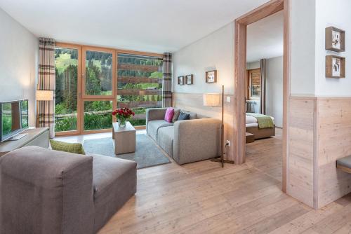 ein Wohnzimmer mit Sofa und Bett in der Unterkunft Turrabuel in Parpan