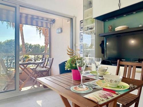 CapRaphéa T2 with seaview,balcony,parking,AC,WIFI.