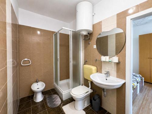 ein Badezimmer mit Toilette, Waschbecken und Dusche in der Unterkunft Hostel Centuria in Pula