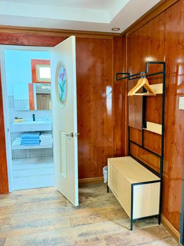 a room with a closet with a door and a shelf at Kokoro Garden in Fortuna