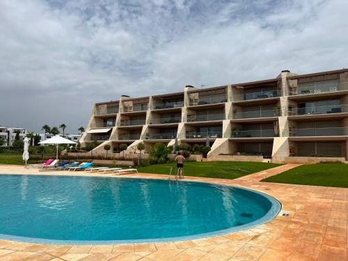 Gorgeous apartment with pools and golf court view