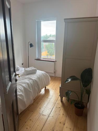a bedroom with a bed and a window at Crosby & Waterloo Beachside Stay in Waterloo