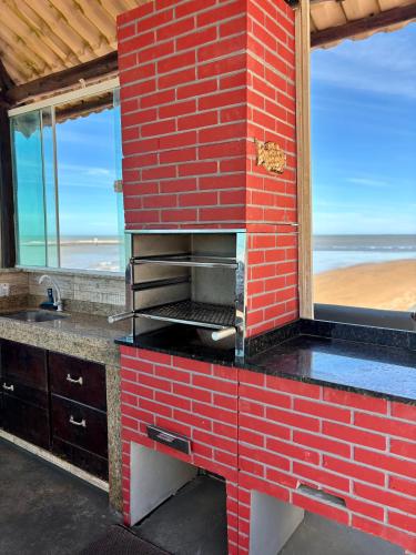 a red brick oven with a view of the beach at Recanto Céu & Mar Casa de Praia em Manguinhos São Francisco de Itabapoana in São Francisco de Itabapoana