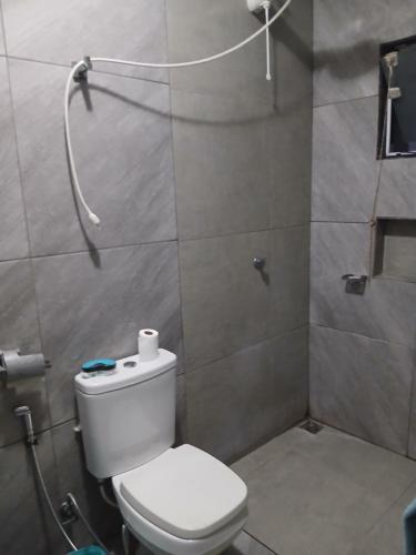 a bathroom with a toilet and a shower at Kiko Schettino in Angra dos Reis
