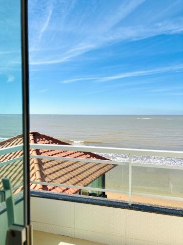 a view of the beach from a balcony at Recanto Céu & Mar Casa de Praia em Manguinhos São Francisco de Itabapoana in São Francisco de Itabapoana