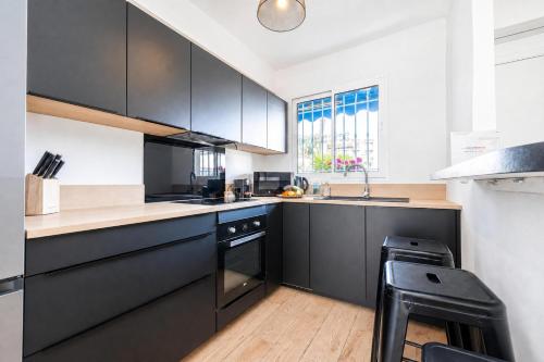 2 Bedrooms Antibes Center, Balcony - Happy Rentals