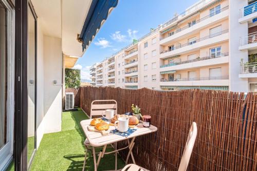 2 Bedrooms Antibes Center, Balcony - Happy Rentals