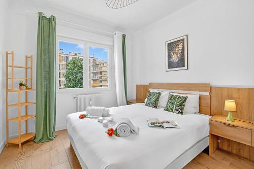 2 Bedrooms Antibes Center, Balcony - Happy Rentals