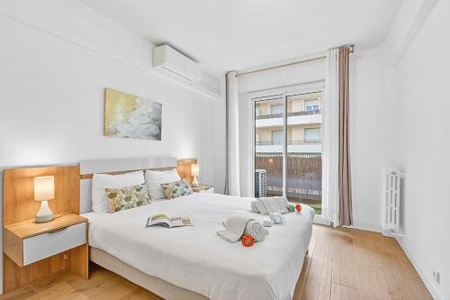 2 Bedrooms Antibes Center, Balcony - Happy Rentals