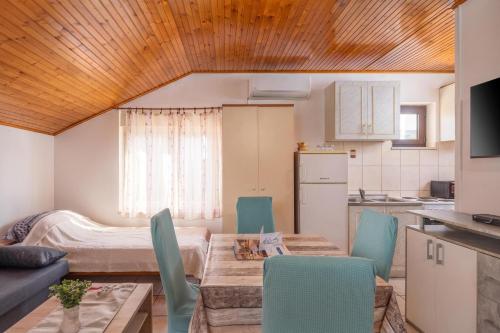 Studio Apartment Iva Rijeka Suburbs - Happy Rentals