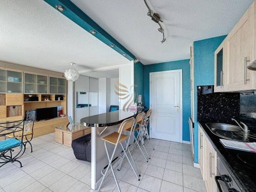 T2,garage,AC,swimming pool,750 m from the beach.