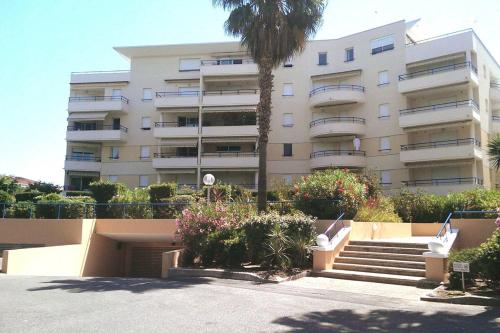 T2,garage,AC,swimming pool,750 m from the beach.