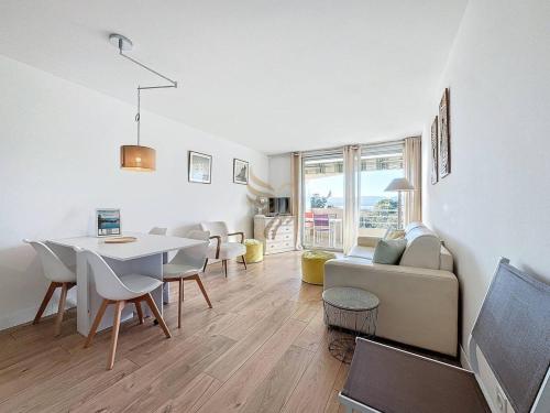 Apart 4 p, sea view, terraces, swimming pool, A/C