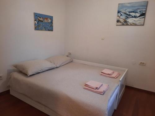 a small bed with two folded towels on it at Pipilota in Rijeka
