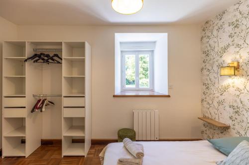 a bedroom with a bed and a window at Ti Coet Salio - Nature & calme près de Guerlédan in Guerlédan