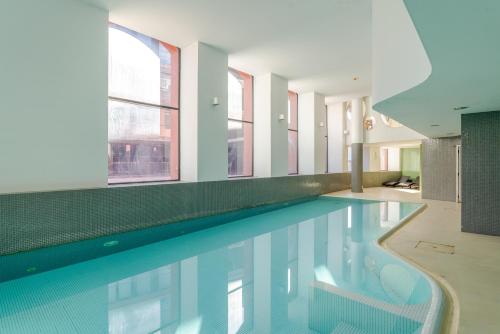 Stylish Open-Plan Flat with Swimming Pool by HostWise