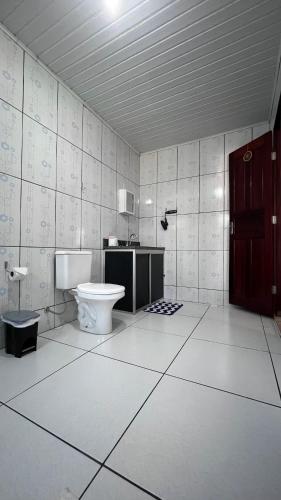 a bathroom with a toilet and a sink at Casa Lari Hostel in Vila Tepequém