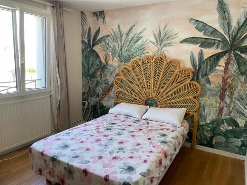 a bedroom with a bed with a floral wallpaper at Maison avec piscine proche de Paris in Groslay