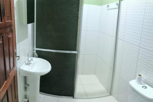 a bathroom with a shower and a toilet and a sink at Casa de Alter - Hospedaria e Experiências in Alter do Chao