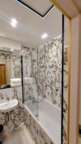 a bathroom with a shower and a sink at THE ONE Apartment in Tomaszów Mazowiecki