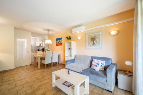 Hello Côte D'Azur - 2 bedroom apartment with balcony close to the sea