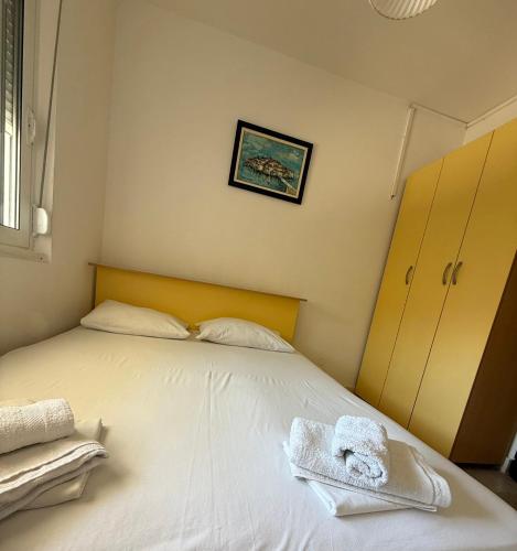 a bedroom with a bed with towels on it at Apartman sa dve spavace sobe, prizemlje, Popović in Petrovac na Moru