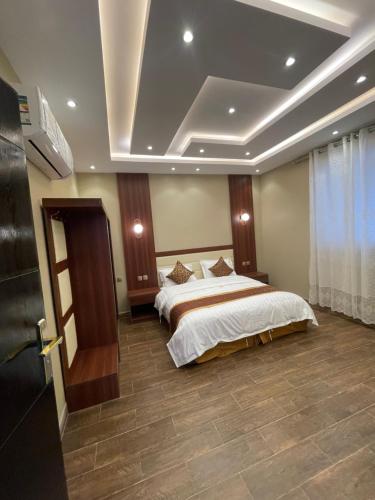 a bedroom with two beds and a ceiling at شالية السلطان 1 in Khamis Mushayt