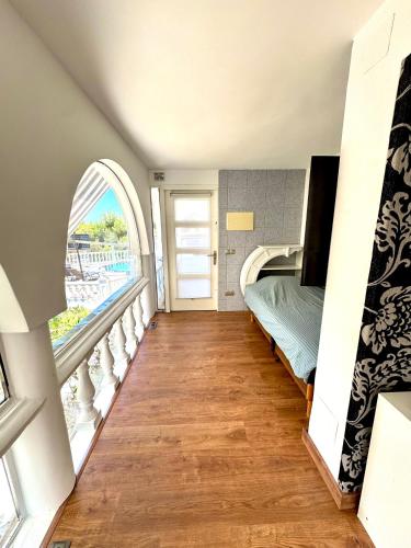 Luminous studio apartment in a villa with pool