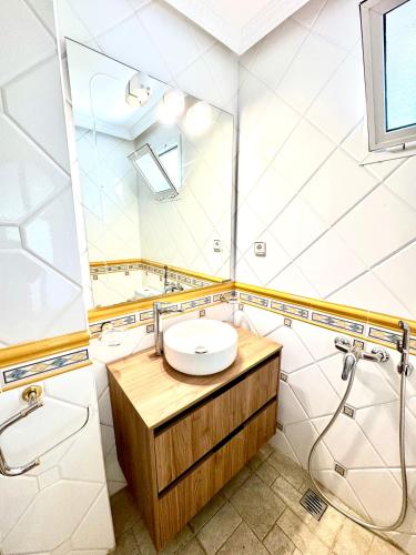Luminous studio apartment in a villa with pool