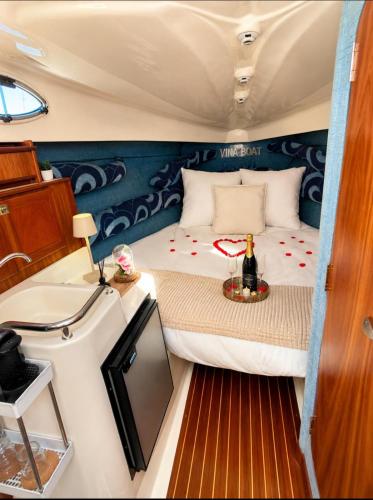 VINA BOAT - Unique Stay in Lisbon Marina